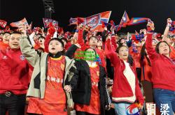 lol外围官网:足球职业联赛近期赛事备受关注，球迷热情高涨